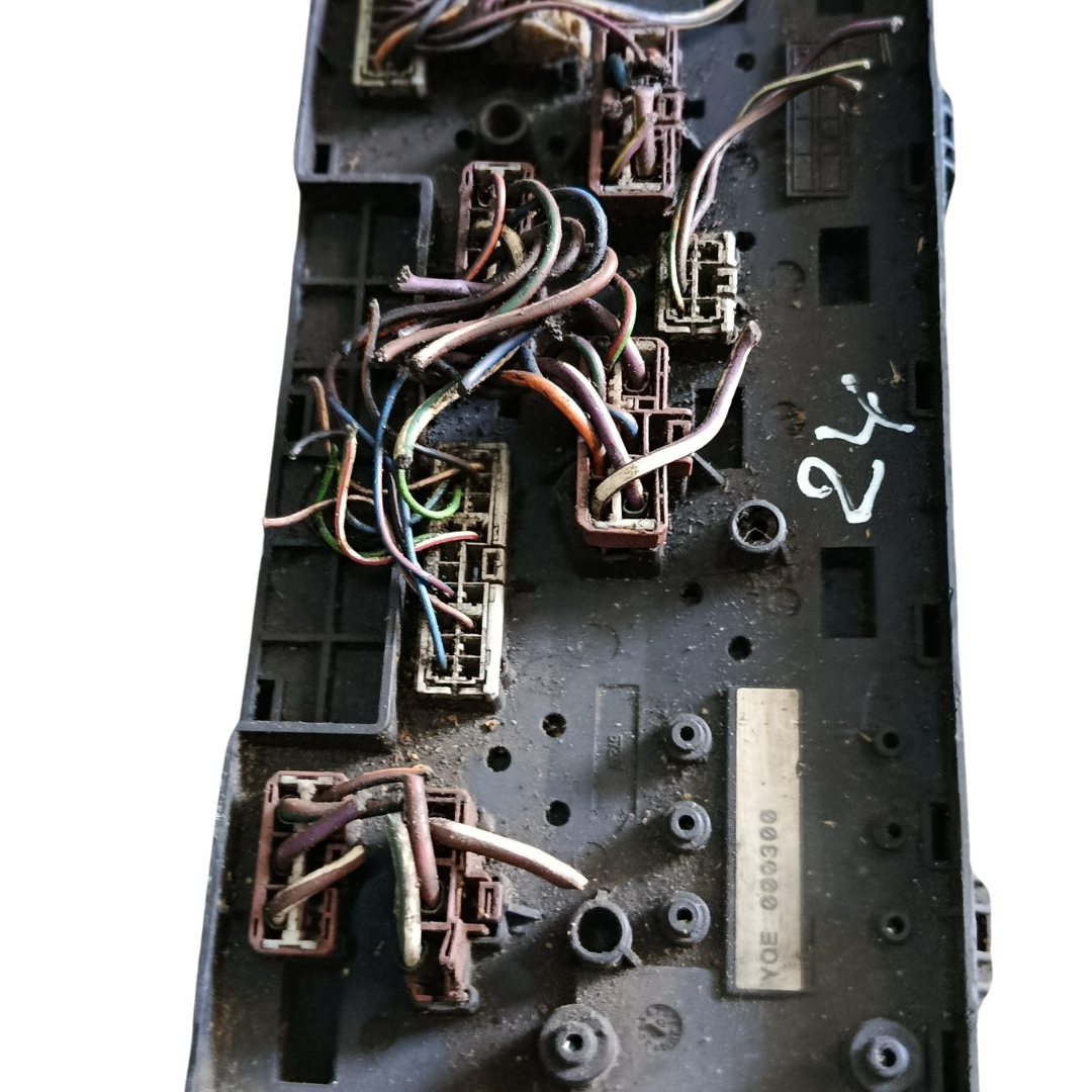 Boîte à fusibles moteur – ref YQE000300 (avant gauche – Land Rover Discovery II) 2.5 TD5 4.0 V8